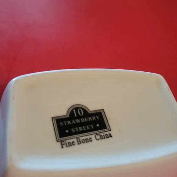 Elegant White Gravy Boat - Picture 6 of 6